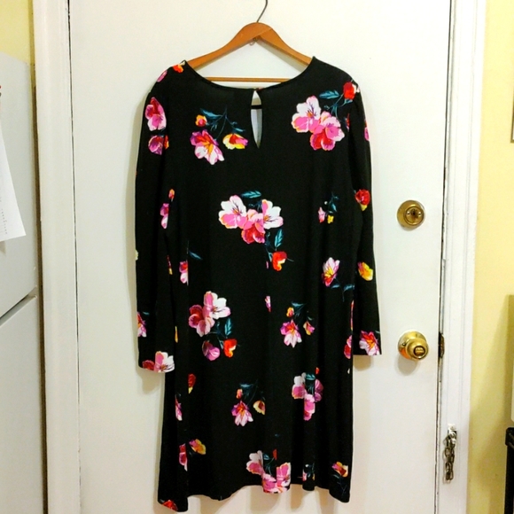 Old Navy fun, black floral dress. Size XXL - Picture 2 of 3